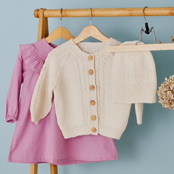 Børnecardigan og hue med snoninger (digital opskrift)