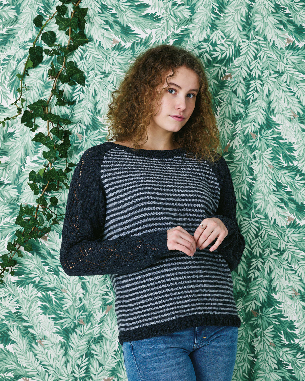Let loose-sweater med hulmønster og striber (digital opskrift)